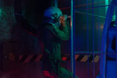 pexels_7661484.jpg Astronauta in tuta bianca che saluta al lancio - 